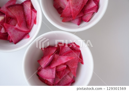 Fresh Benikuru Daikon Radish – A vibrant crimson (special red) gradation 129301569