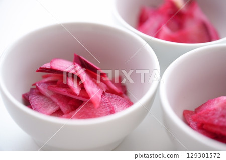 Fresh Benikuru Daikon Radish – A vibrant crimson (special red) gradation Fresh Benikuru Daikon Radish – A vibrant crimson (special red) gradation 129301572