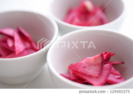 新鮮紅蘿蔔 – 鮮豔的深紅色（特殊的紅色）漸變 129301573