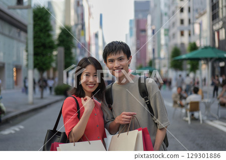 一對微笑情侶在銀座享受購物約會的肖像 129301886