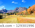 妙義町的田園風光和妙義山 129301996