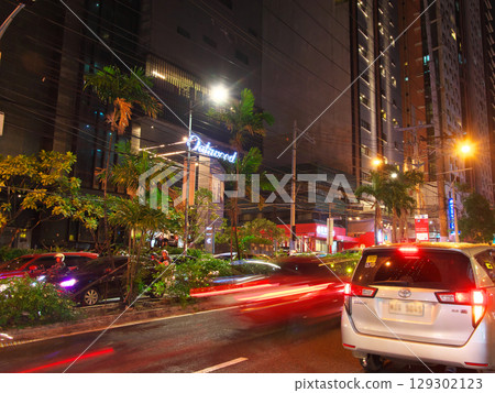 活力菲律賓－繁華的馬尼拉（馬卡蒂）城市夜景（2025 年 6 月） 129302123