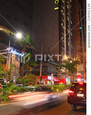 活力菲律賓－繁華的馬尼拉（馬卡蒂）城市夜景（2025 年 6 月） 129302138