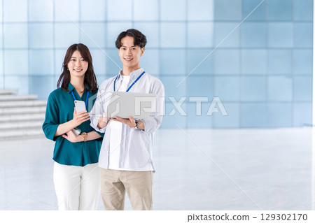 年輕商人在辦公室 129302170