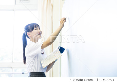 寫信的學校女孩在黑板 129302894