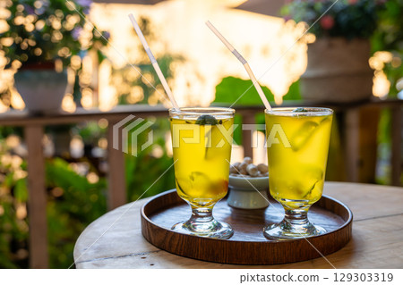 Refreshing drinks served at a cozy cafe 129303319