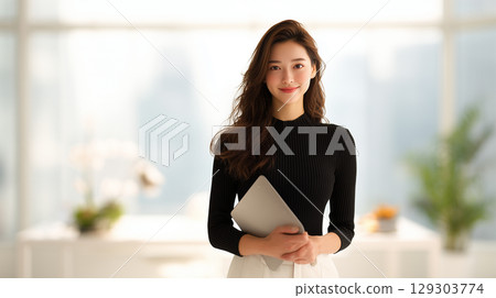 辦公室裡拿著剪貼板的女人 辦公室裡拿著剪貼板的女人 129303774