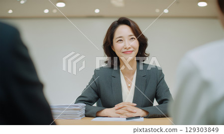 一位女士看起來很平靜，準備接受採訪 129303849