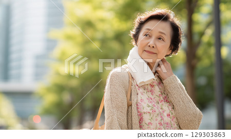 一位老婦人在夏日公園小路上擦脖子的那一刻 129303863