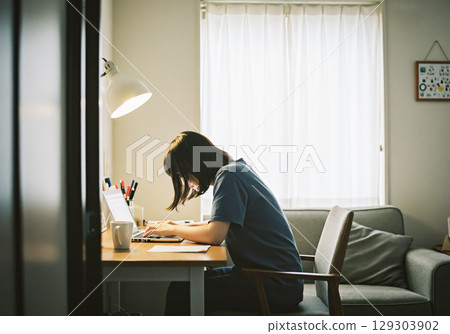 A woman who is overwhelmed with work due to remote work 129303902