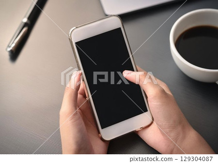 拿著智能手機的手 129304087