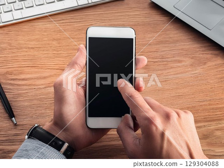 拿著智能手機的手 129304088