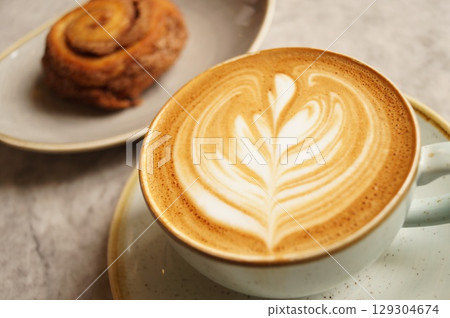 牛奶咖啡和肉桂捲（特寫版） 129304674
