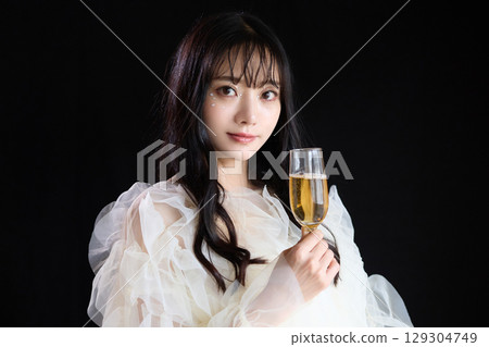 深色背景中身著禮服的年輕女子的奢華美容時尚肖像 深色背景中身著禮服的年輕女子的奢華美容時尚肖像 129304749