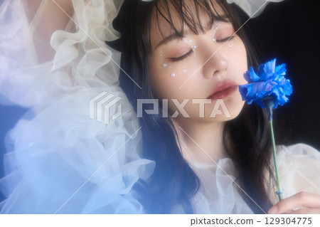 深色背景中身著禮服的年輕女子的奢華美容時尚肖像 129304775