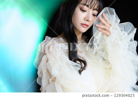 深色背景中身著禮服的年輕女子的奢華美容時尚肖像 129304825