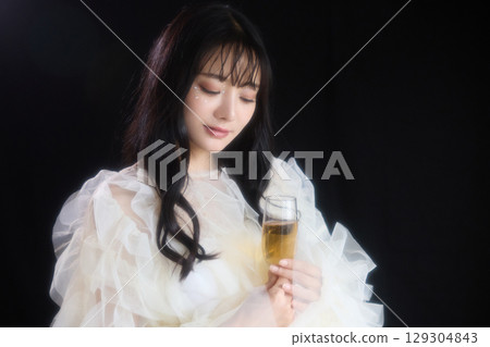 深色背景中身著禮服的年輕女子的奢華美容時尚肖像 129304843