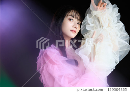 深色背景中身著禮服的年輕女子的奢華美容時尚肖像 129304865