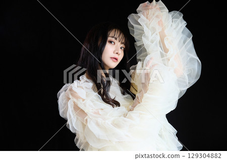 深色背景中身著禮服的年輕女子的奢華美容時尚肖像 129304882