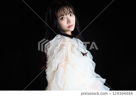 深色背景中身著禮服的年輕女子的奢華美容時尚肖像 129304884