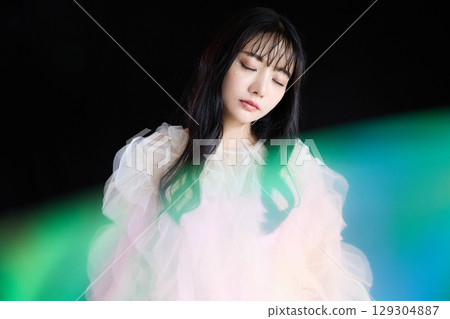 深色背景中身著禮服的年輕女子的奢華美容時尚肖像 129304887