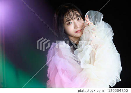 深色背景中身著禮服的年輕女子的奢華美容時尚肖像 129304890