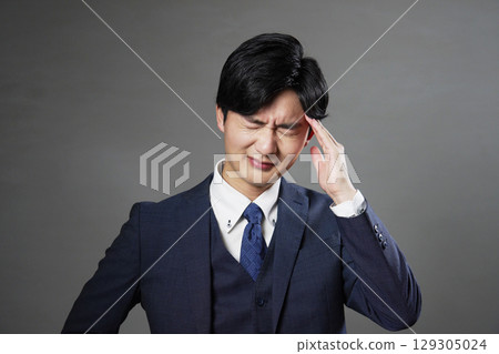 商人頭痛黑色背景 129305024