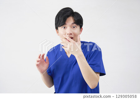 醫生，護士，牙醫，護理員，男性，驚訝，白色背景 129305058
