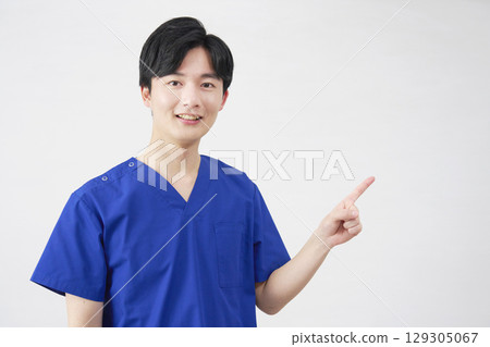 Doctor, nurse, dentist, caregiver Men pointing to the right White background 129305067