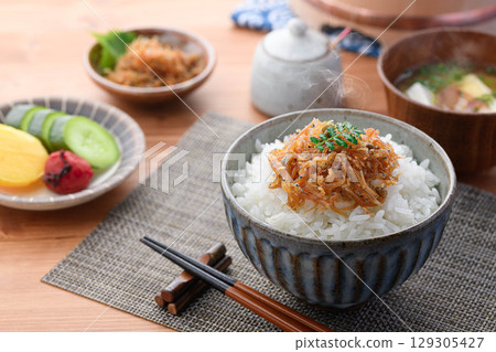 熱騰騰的白飯配上乾小沙丁魚和日本胡椒。這道菜非常適合日式早餐、米飯配菜或便當。 129305427