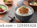 熱騰騰的白飯配上乾小沙丁魚和日本胡椒。這道菜非常適合日式早餐、米飯配菜或便當。 129305428