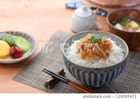 熱騰騰的白飯配上乾小沙丁魚和日本胡椒。這道菜非常適合日式早餐、米飯配菜或便當。 熱騰騰的白飯配上乾小沙丁魚和日本胡椒。這道菜非常適合日式早餐、米飯配菜或便當。 129305431