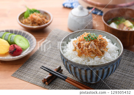 熱騰騰的白飯配上乾小沙丁魚和日本胡椒。這道菜非常適合日式早餐、米飯配菜或便當。 熱騰騰的白飯配上乾小沙丁魚和日本胡椒。這道菜非常適合日式早餐、米飯配菜或便當。 129305432