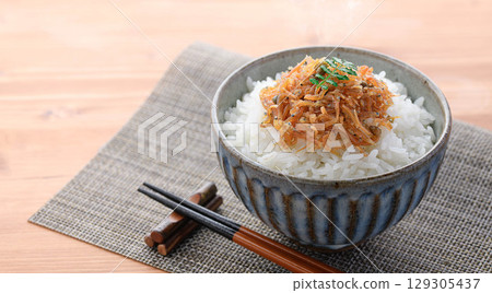 熱騰騰的白飯配上乾小沙丁魚和日本胡椒。這道菜非常適合日式早餐、米飯配菜或便當。 129305437