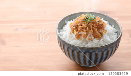熱騰騰的白飯配上乾小沙丁魚和日本胡椒。這道菜非常適合日式早餐、米飯配菜或便當。 129305439