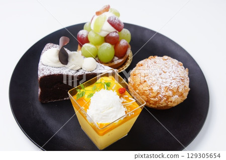 Fruit tart, chocolate, cream puff, mango cake Fruit tart, chocolate, cream puff, mango cake 129305654