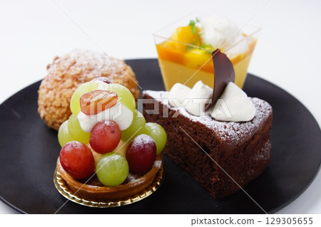 Fruit tart, chocolate, cream puff, mango cake 129305655