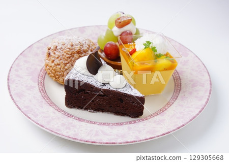 Fruit tart, chocolate, cream puff, mango cake 129305668