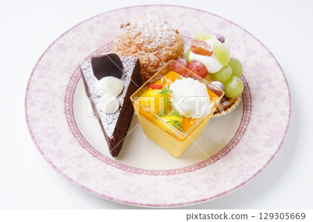 Fruit tart, chocolate, cream puff, mango cake 129305669