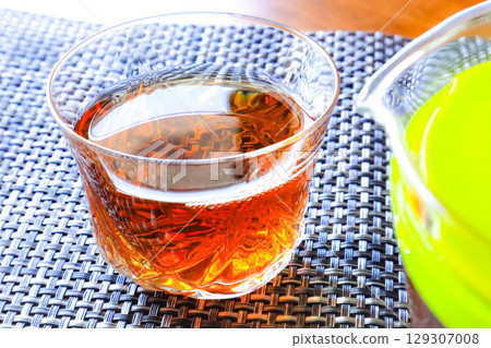 烏龍茶倒入玻璃杯中 烏龍茶倒入玻璃杯中 129307008