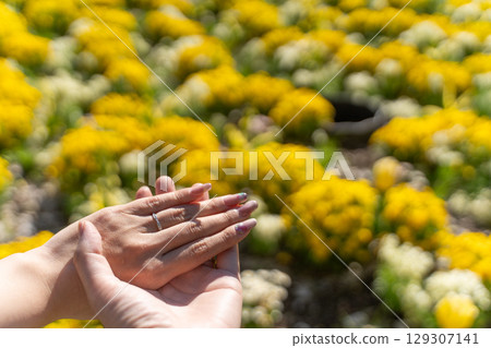 The happy moment of holding hands① 129307141