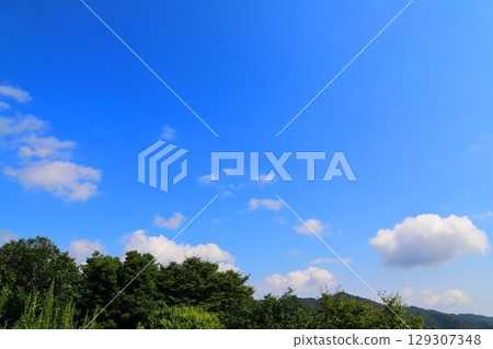 Blue sky, white clouds, trees, mountains 129307348