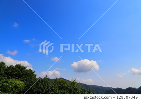 Blue sky, white clouds, trees, mountains 129307349