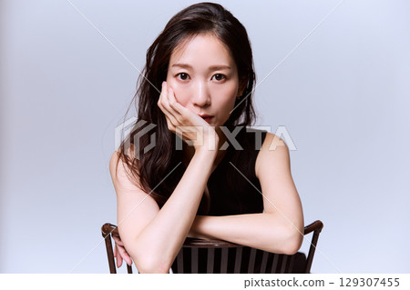 一位身穿黑色連身裙的女模特兒的工作室肖像 129307455