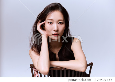 一位身穿黑色連身裙的女模特兒的工作室肖像 一位身穿黑色連身裙的女模特兒的工作室肖像 129307457