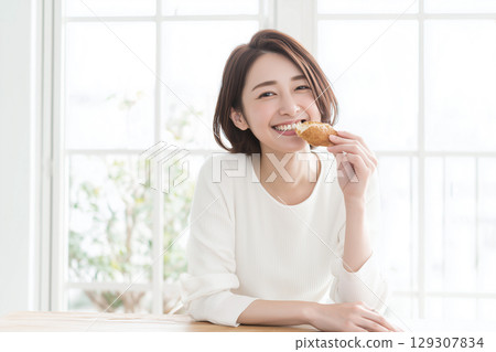 A woman eating breakfast　 129307834