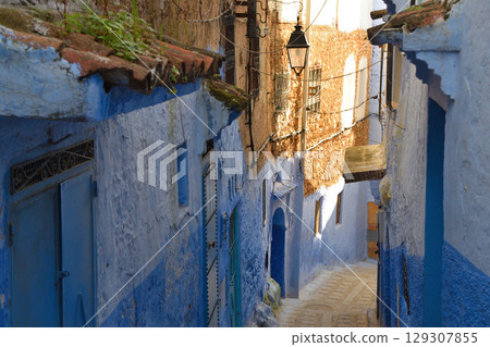Dusk in the alleys of Chefchaouen 129307855
