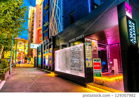 東京都市風景在日本旅館街道等看法在Uguisudani駐地前面 東京都市風景在日本旅館街道等看法在Uguisudani駐地前面 129307982