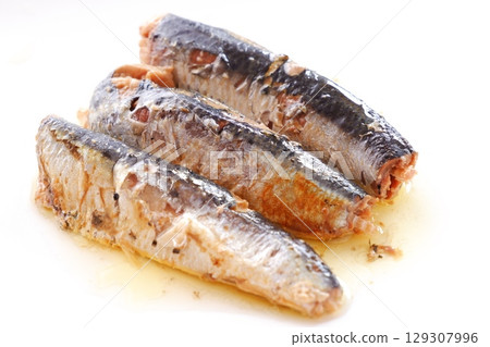 油浸沙丁魚－用橄欖油醃製的新鮮沙丁魚 129307996