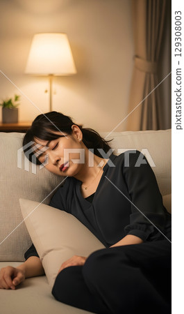 疲憊的女人睡在沙發上 129308003
